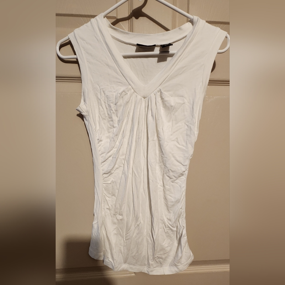 Woman's White sleeveless shirt